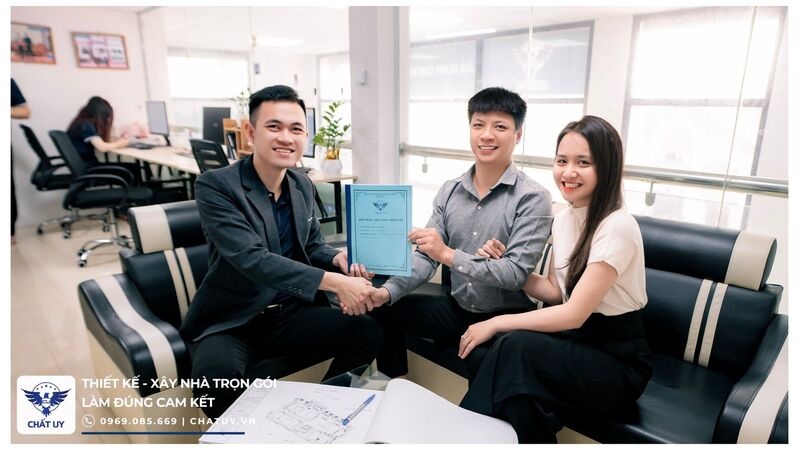 Ký hợp đồng rõ ràng và chi tiết giúp đảm bảo quyền lợi cho cả chủ đầu tư và nhà thầu